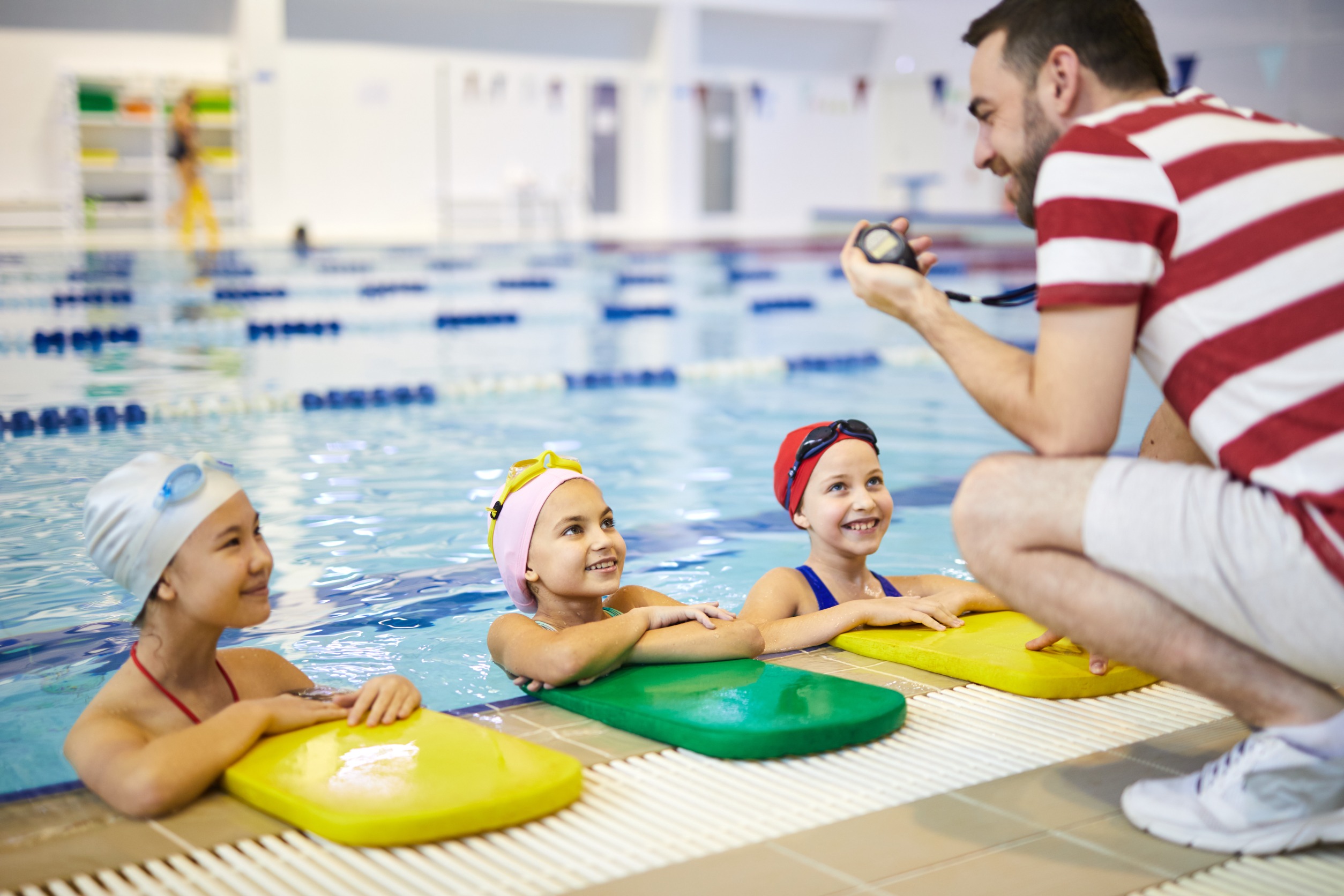 Kids in pool listening to swim instructor
